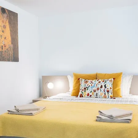 Lovely House And Courtyard In Center Apartment Bucharest