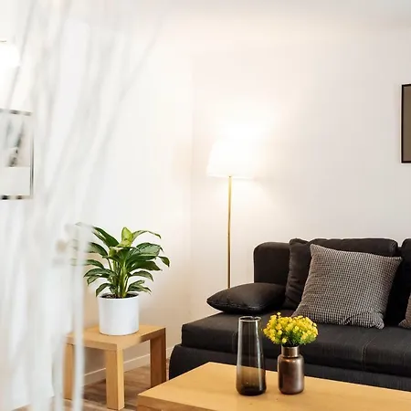 Lovely House And Courtyard In Center Apartment