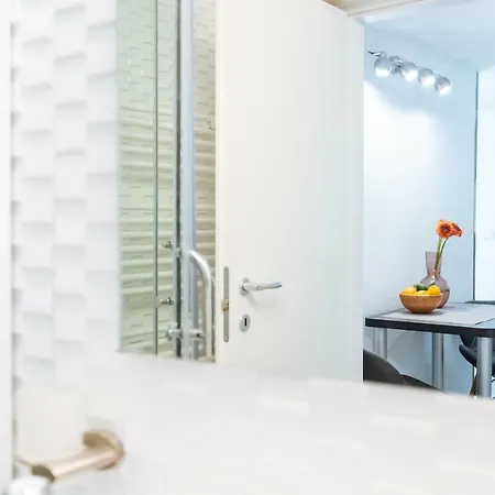 Lovely House And Courtyard In Center Apartment *