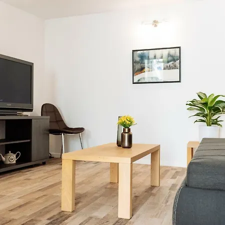 Lovely House And Courtyard In Center Bukarest