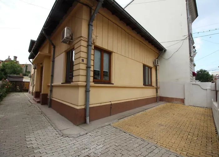 Lovely House And Courtyard In Center *