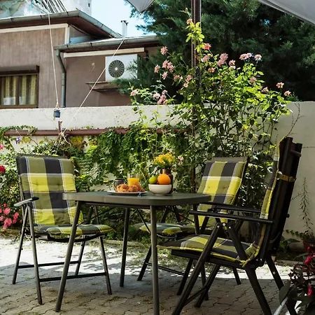 Lovely House And Courtyard In Center Апартаменти Бухарест